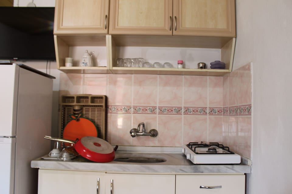 City Triple Room | Private kitchen | Full-size fridge, stovetop, cookware/dishes/utensils