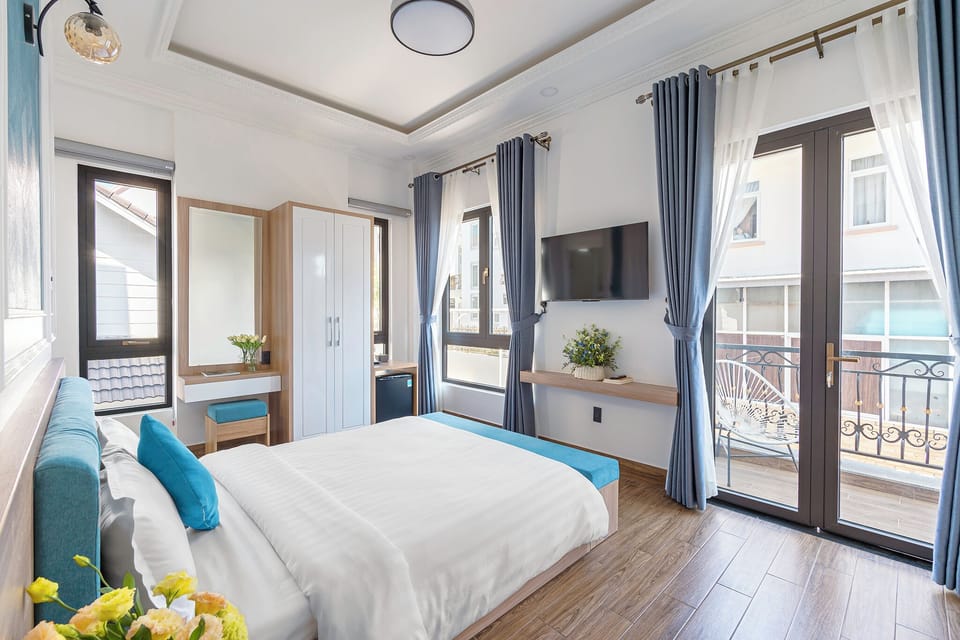 Deluxe Double Room, 1 Queen Bed | Memory foam beds, individually decorated, desk, laptop workspace