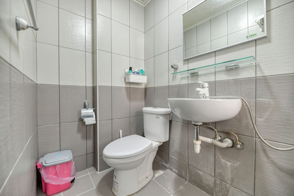 Basic Double Room | Bathroom | Slippers, towels