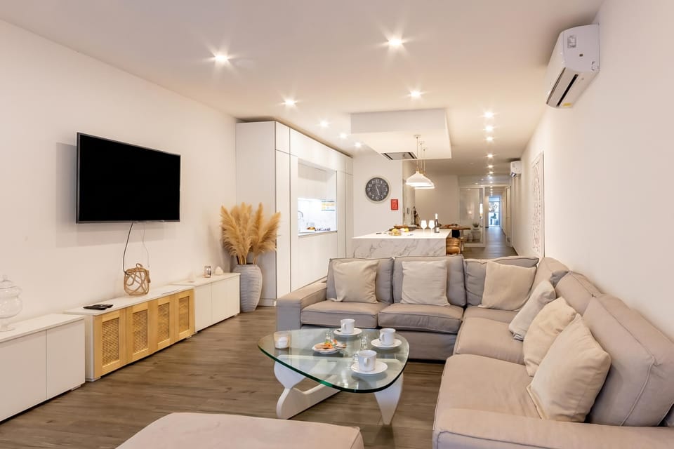 Family Apartment, 3 Bedrooms, 2 Bathrooms (Modern Beautiful Pool And Sea Apt) | Living area | TV