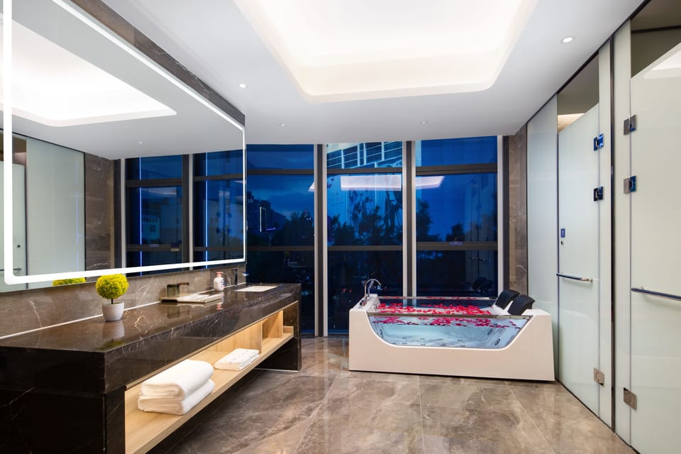 King Bed Suite | Jetted tub