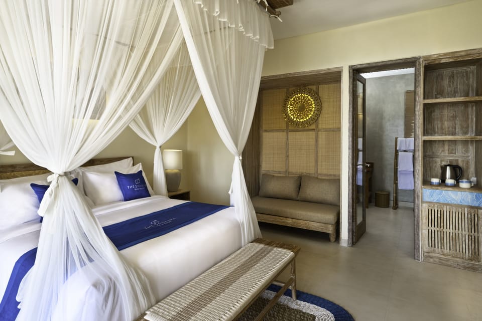 Deluxe Ocean Front | Blackout drapes, free WiFi, bed sheets