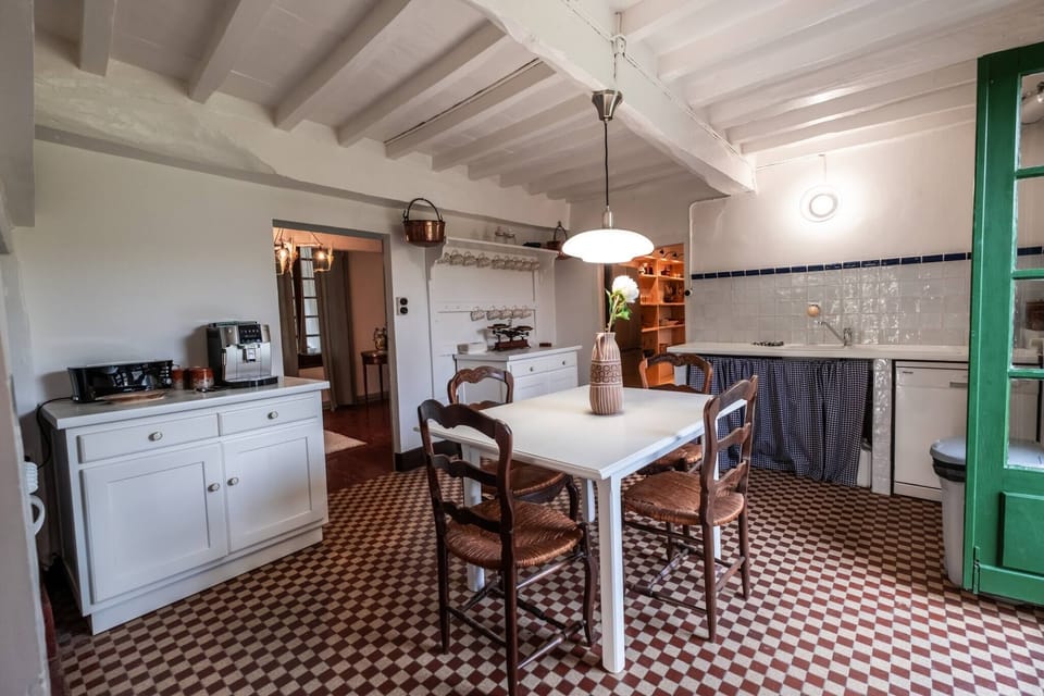 Fully-equipped kitchen - Kitchen piano: SMEG - Coffee machine: Delonghi - Electric kettle - Toaster - Dishwasher - 5-person dining table.