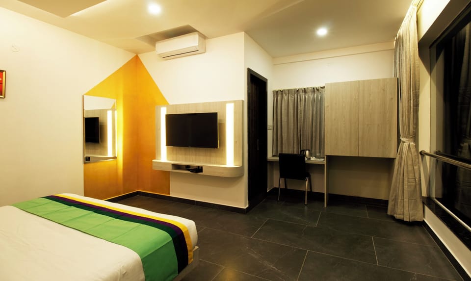 Deluxe Room | Desk, iron/ironing board