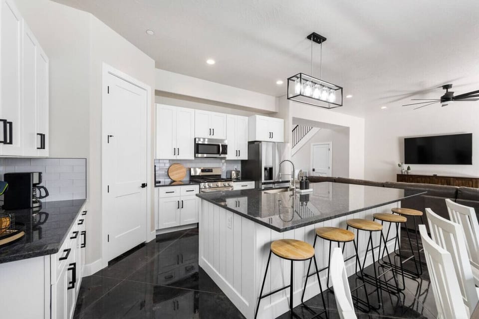 Kitchen (seats 5)