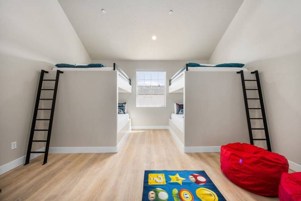 Bunkroom Suite #2 (sleeps 8)
