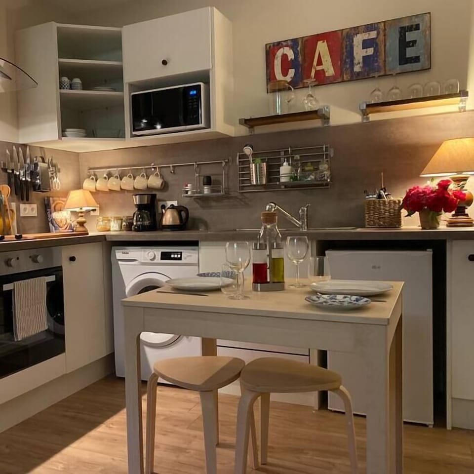 Dinning Table can seat upto 6 