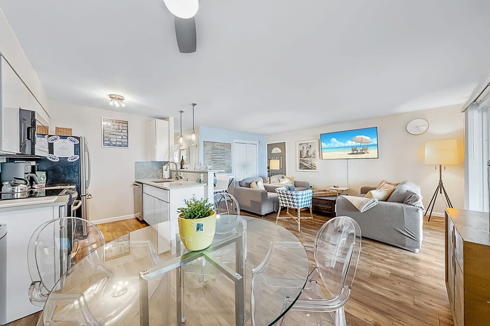 Enjoy breakfast with a view or board games at night—this airy dining nook makes every moment feel fresh and relaxed.