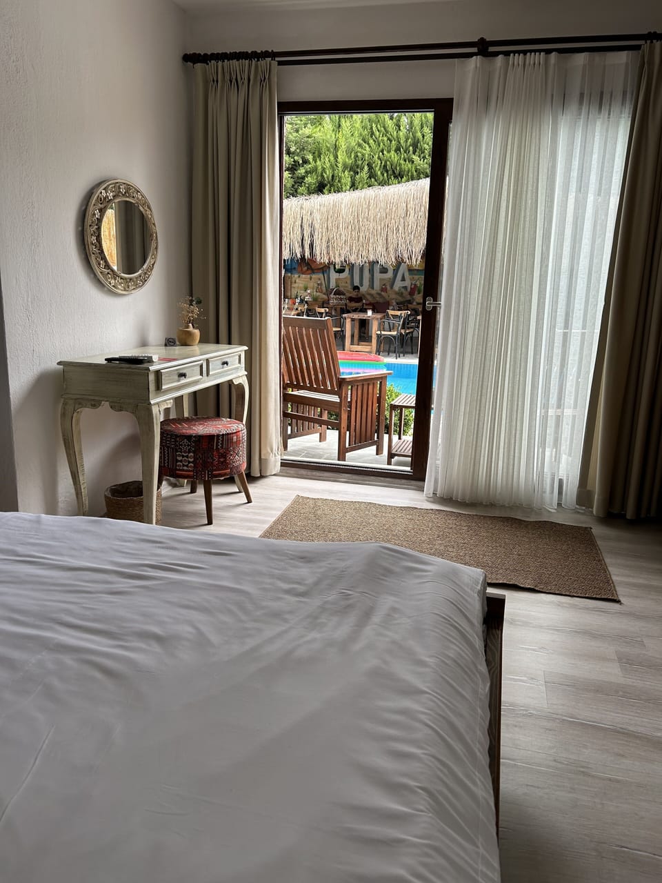 Deluxe Room | 1 bedroom, minibar, in-room safe, iron/ironing board