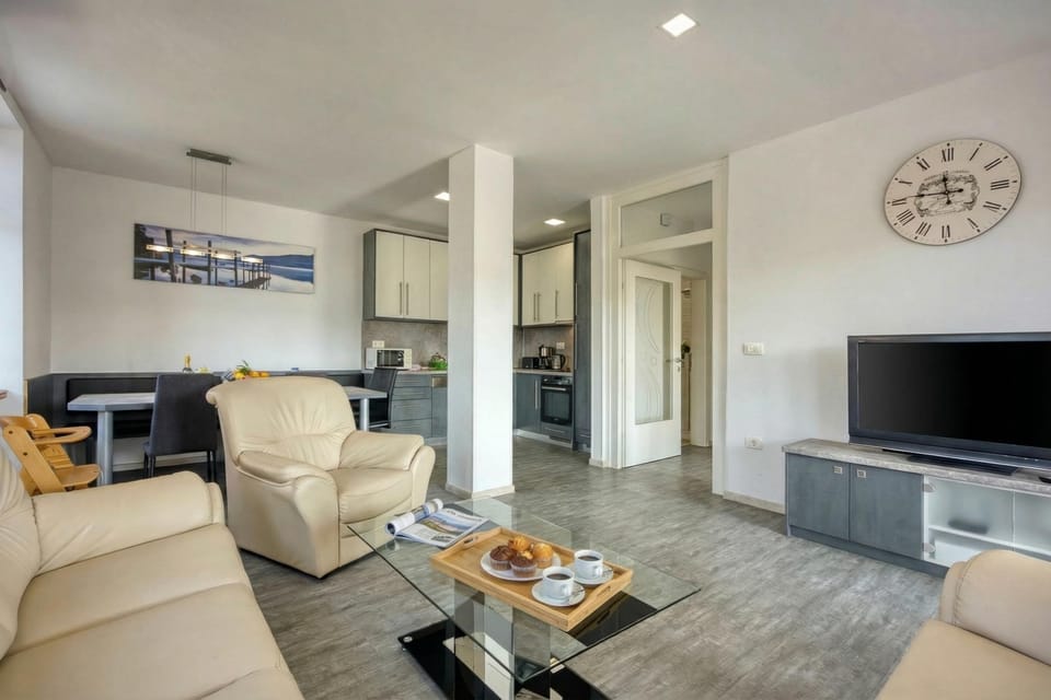 Family Apartment, 3 Bedrooms, Balcony, Mountainside (Villa Roma Portorose - 3 Balcony) | Living area | TV