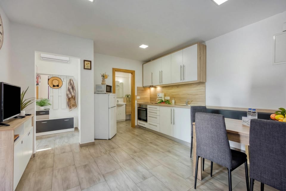 Family Apartment, 2 Bedrooms, Microwave, Mountainside (Villa Roma Portorose - 1 Classic) | Private kitchen