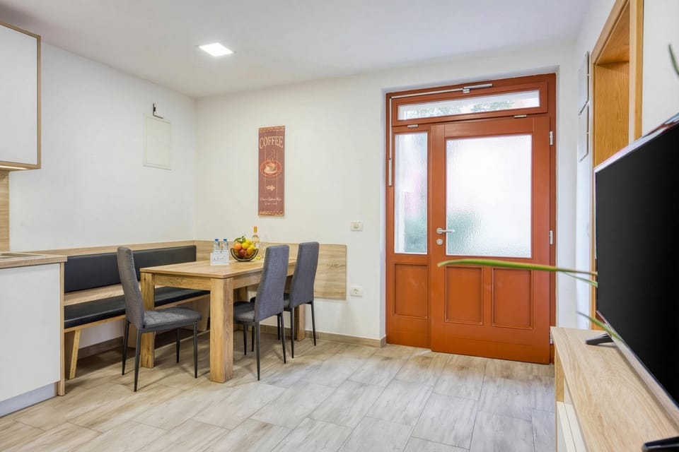 Family Apartment, 2 Bedrooms, Microwave, Mountainside (Villa Roma Portorose Classic - 250m) | Dining