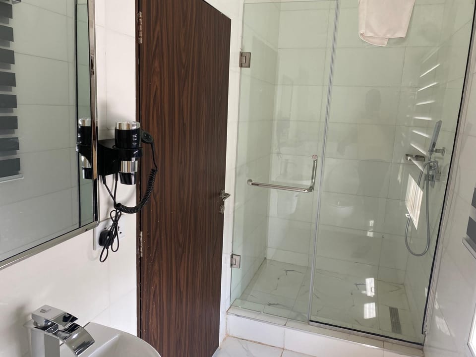 Presidential Suite | Bathroom | Shower, designer toiletries, hair dryer, bathrobes