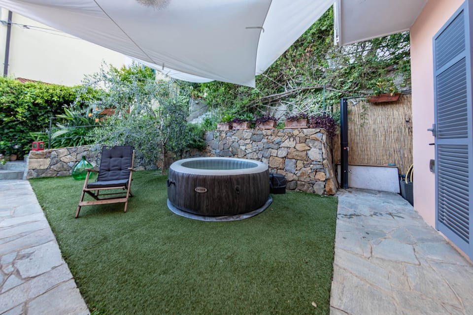 Jacuzzi and garden (3)