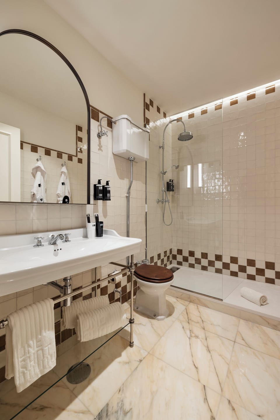Superior Room | Bathroom | Free toiletries, hair dryer, bathrobes, slippers