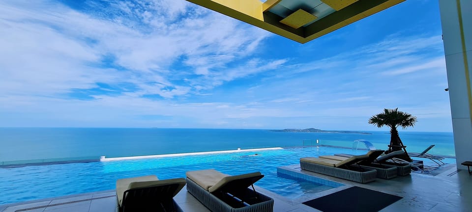 Rooftop pool
Sky pool