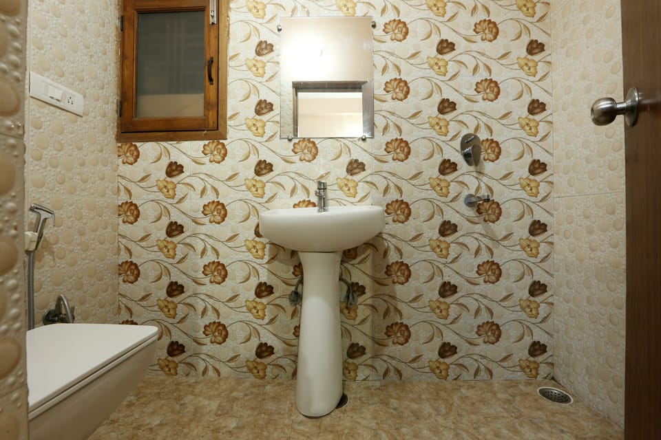 Hotel Glinzer Palace By Aura Hotel in Noida