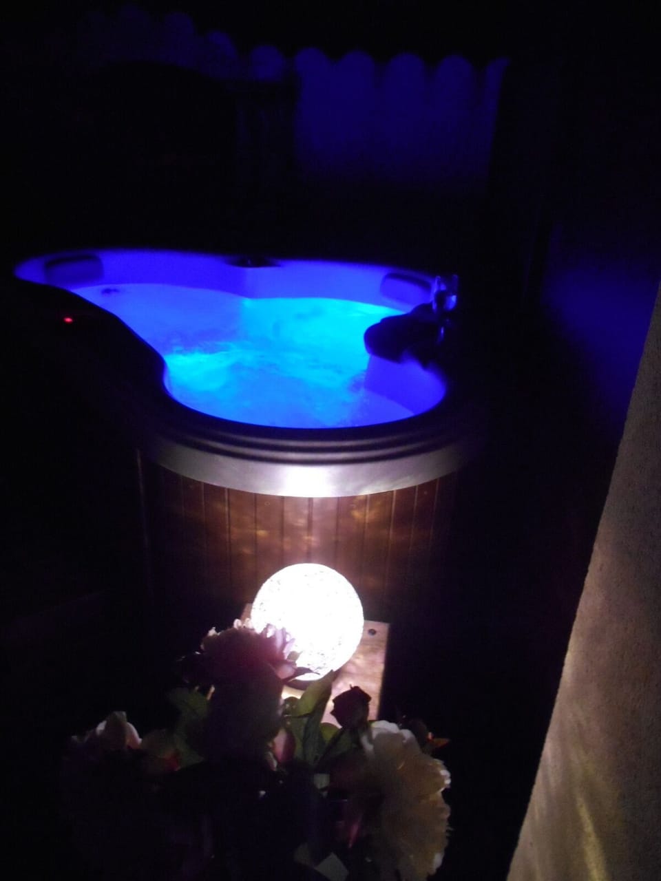 Indoor spa tub