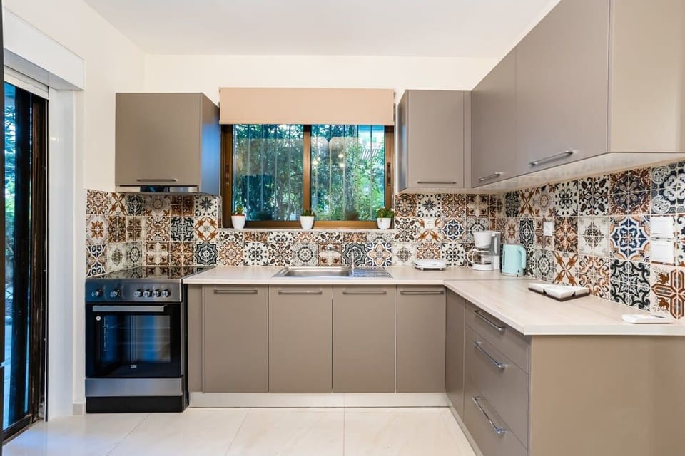 Your Well-Equipped and Stylish Kitchen – Functional, modern space fully stocked for your cooking needs.