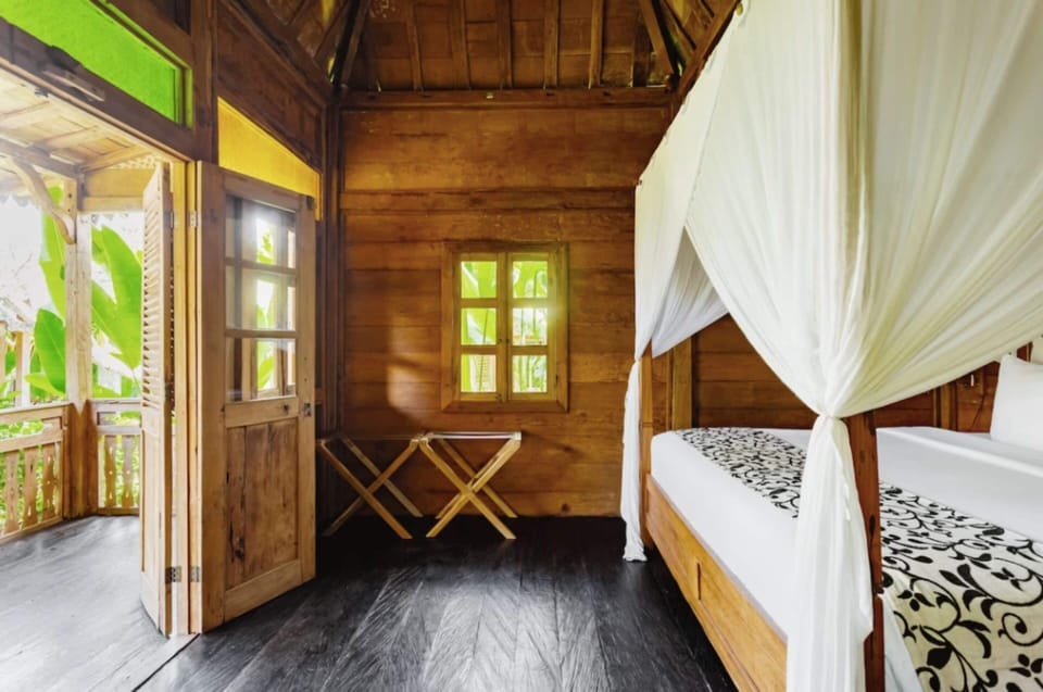 Traditional Cottage, 1 King Bed, Bathtub | 1 bedroom, minibar, in-room safe, desk