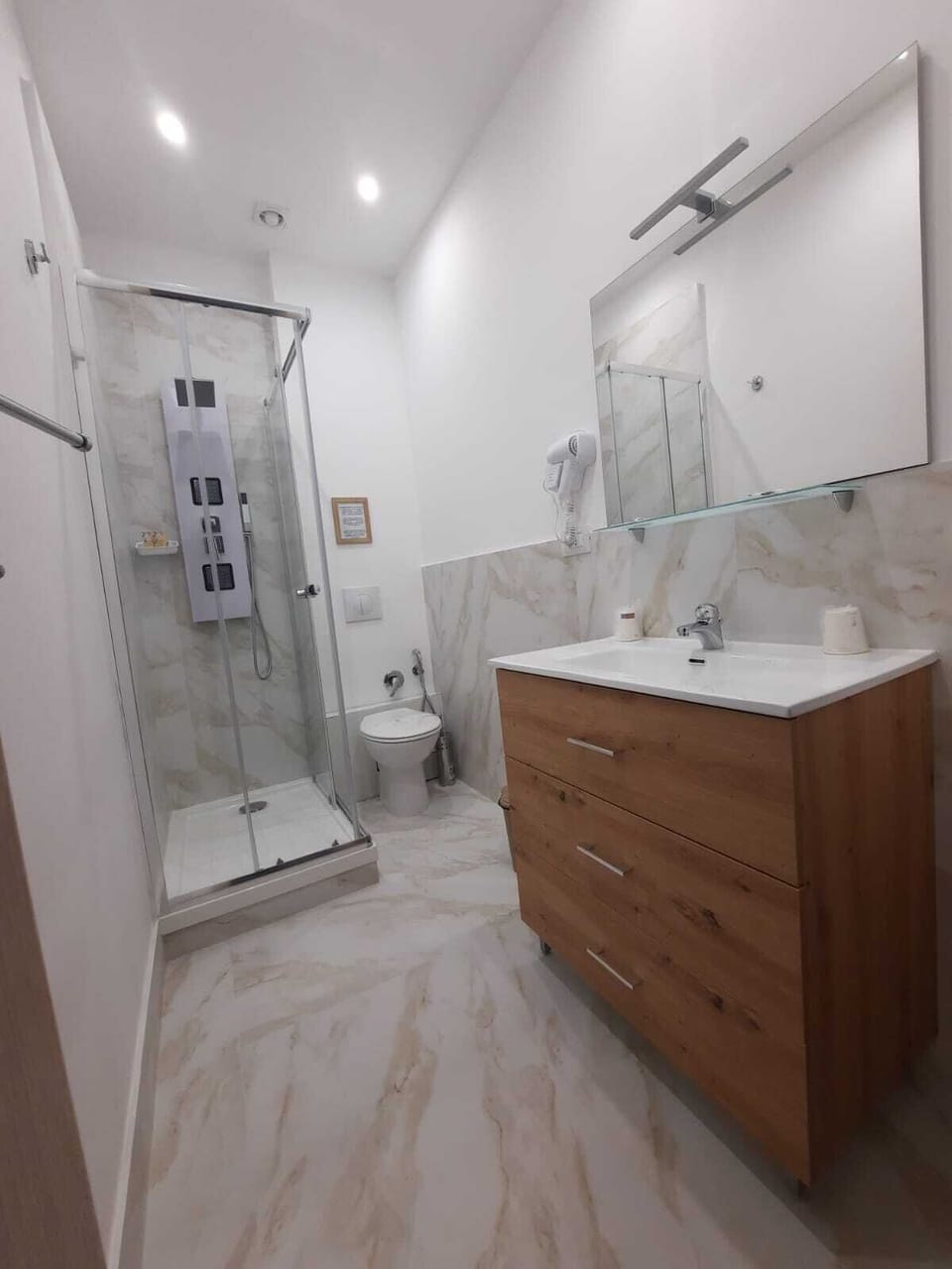 Basic Double or Twin Room | Bathroom | Free toiletries, hair dryer