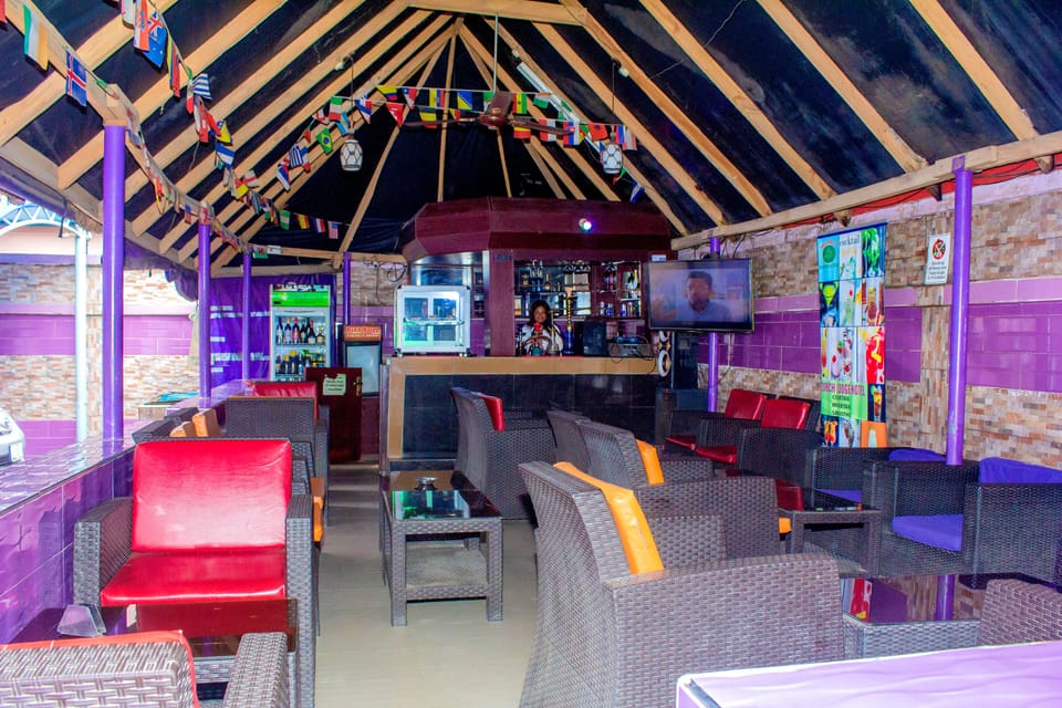 2 bars/lounges