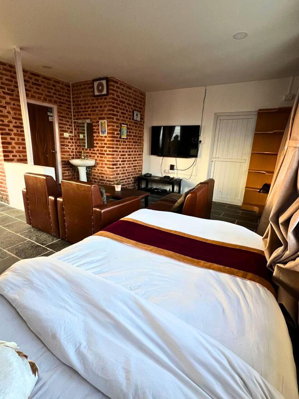 Family Suite | Minibar, in-room safe, desk, laptop workspace