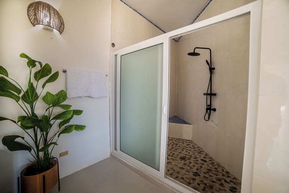 Deluxe Triple Room | Bathroom shower