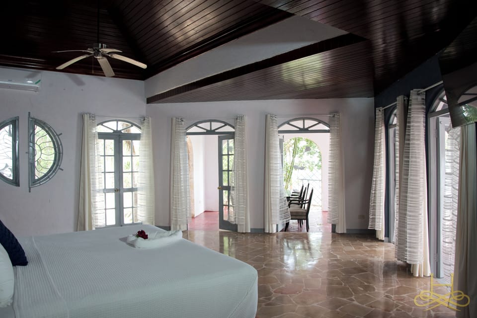 Luxury Suite, 1 King Bed, Non Smoking | Down comforters, pillowtop beds, in-room safe, desk