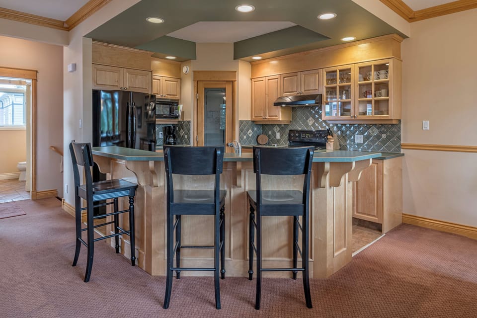 Large Kitchen with Breakfast Bar 
