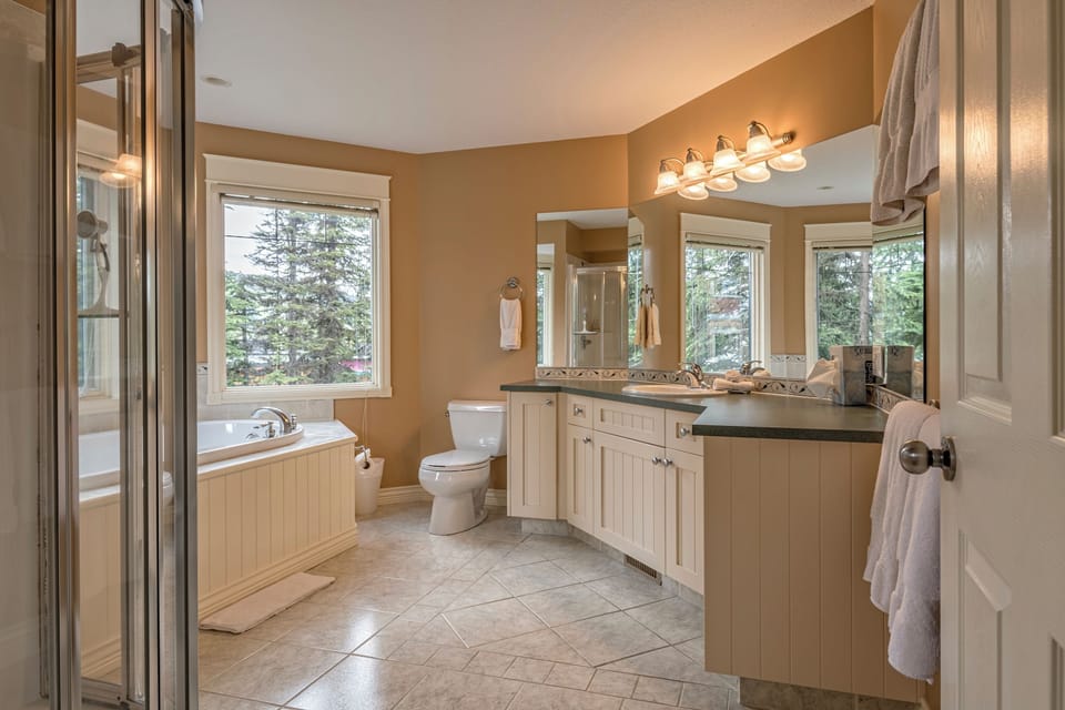 Large Master Ensuite 