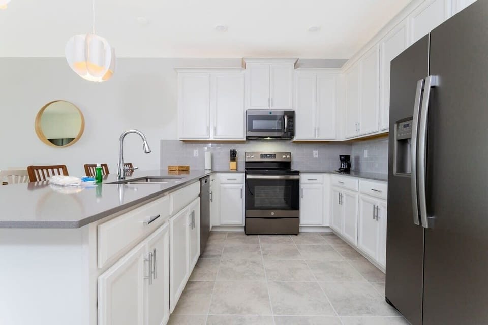 Exclusive House | Private kitchen | Full-size fridge, microwave, oven, stovetop