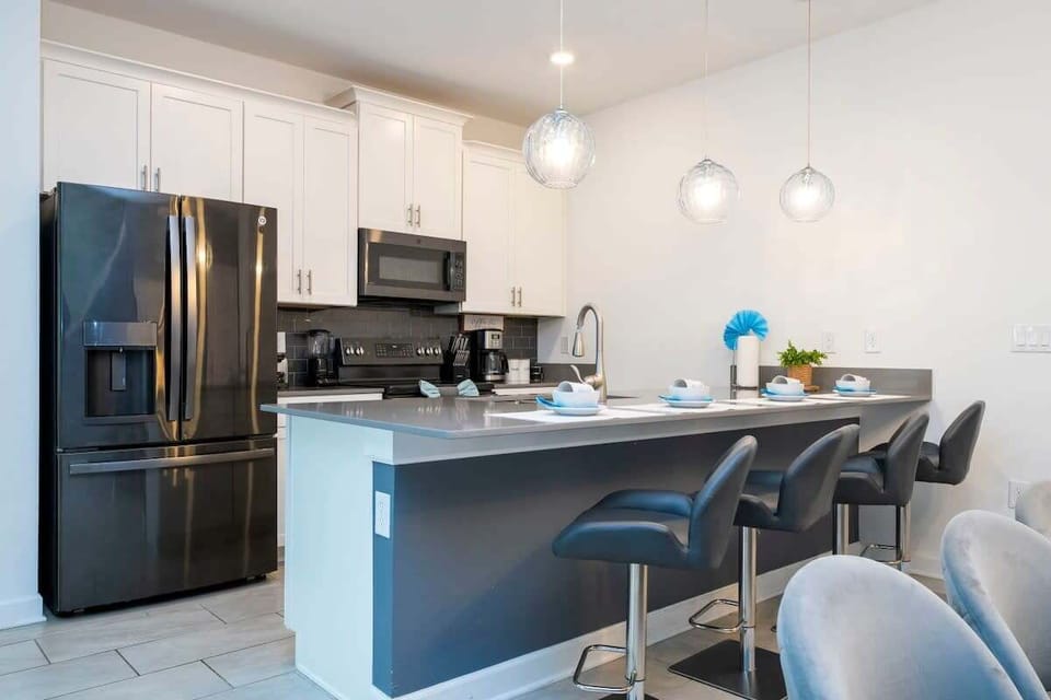 Full-size fridge, microwave, oven, stovetop