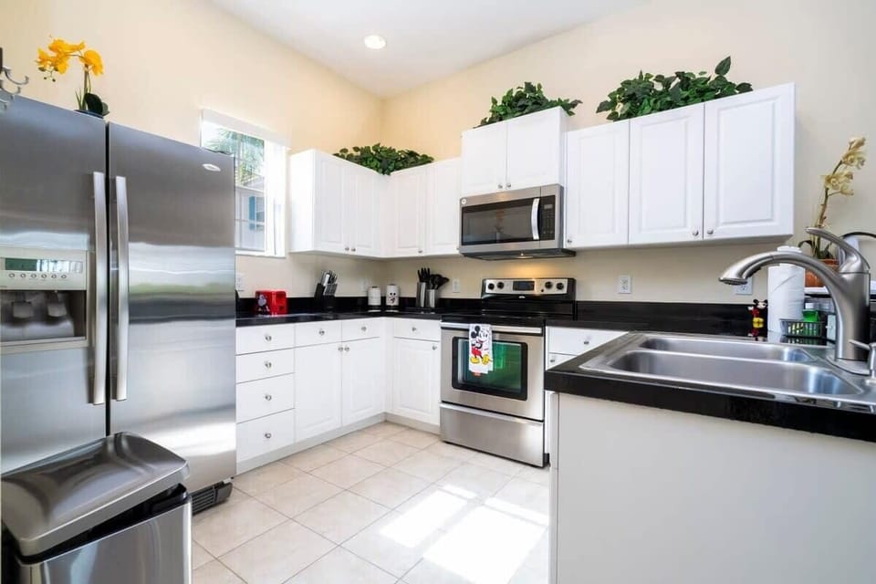 Exclusive House | Private kitchen | Full-size fridge, microwave, oven, stovetop