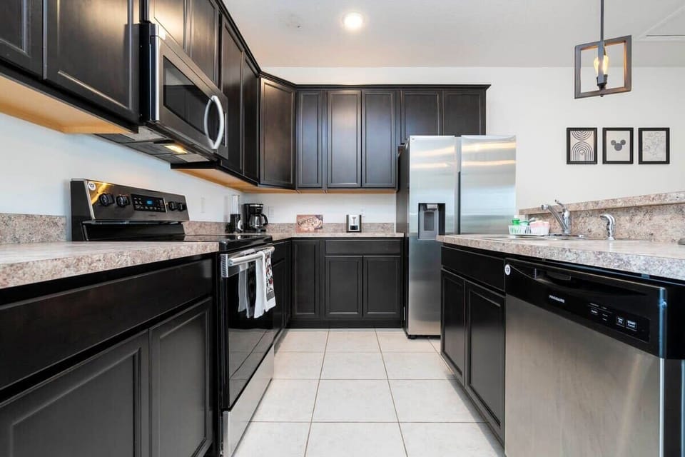 Exclusive House | Private kitchen | Full-size fridge, microwave, oven, stovetop