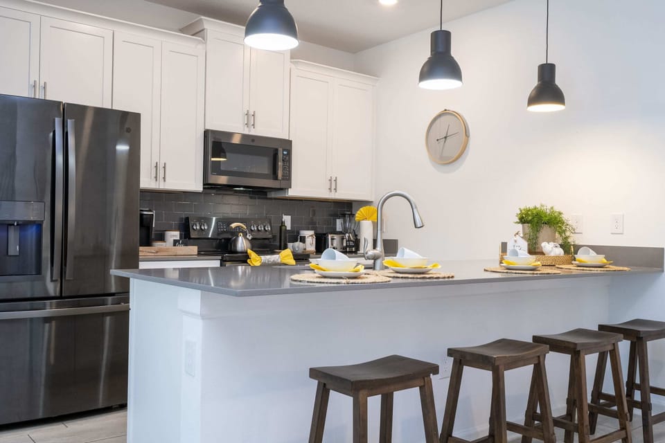 Full-size fridge, microwave, oven, stovetop