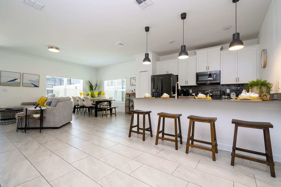 Full-size fridge, microwave, oven, stovetop