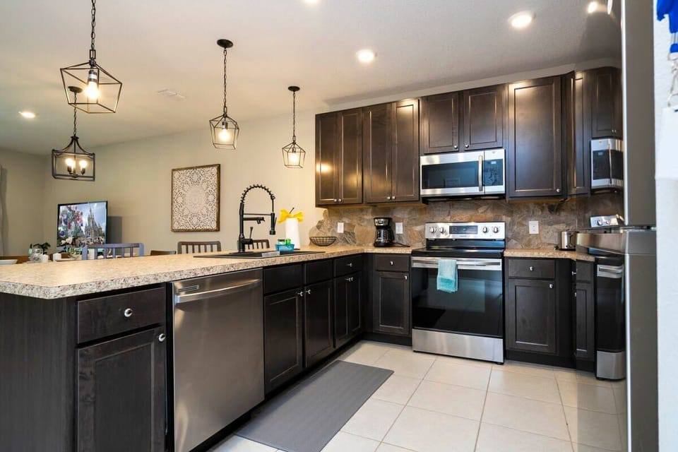Exclusive House | Private kitchen | Full-size fridge, microwave, oven, stovetop