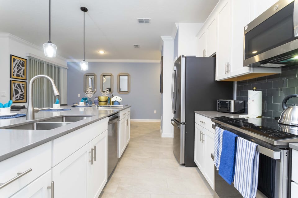 Exclusive House | Private kitchen | Full-size fridge, microwave, oven, stovetop