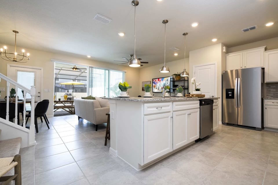 Full-size fridge, microwave, oven, stovetop