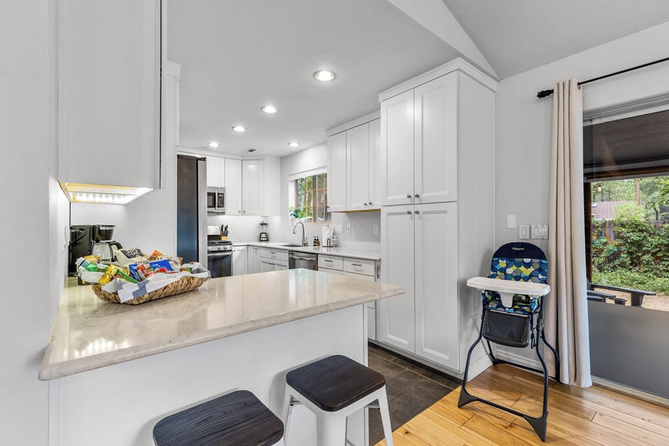 Family Retreat: High Chair, Welcome Based and Stocked Kitchen along with Coffee