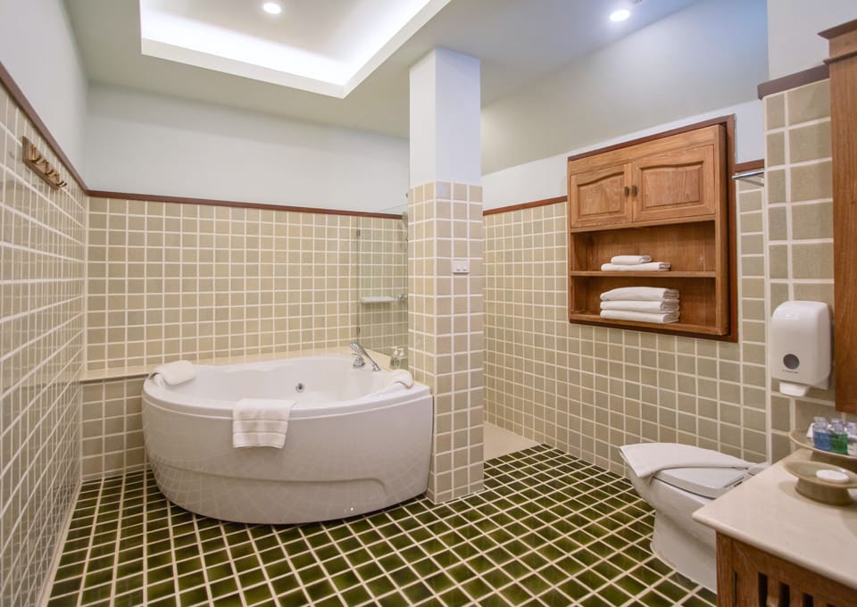 Deluxe Triple Room | Bathroom | Free toiletries, hair dryer, slippers, bidet