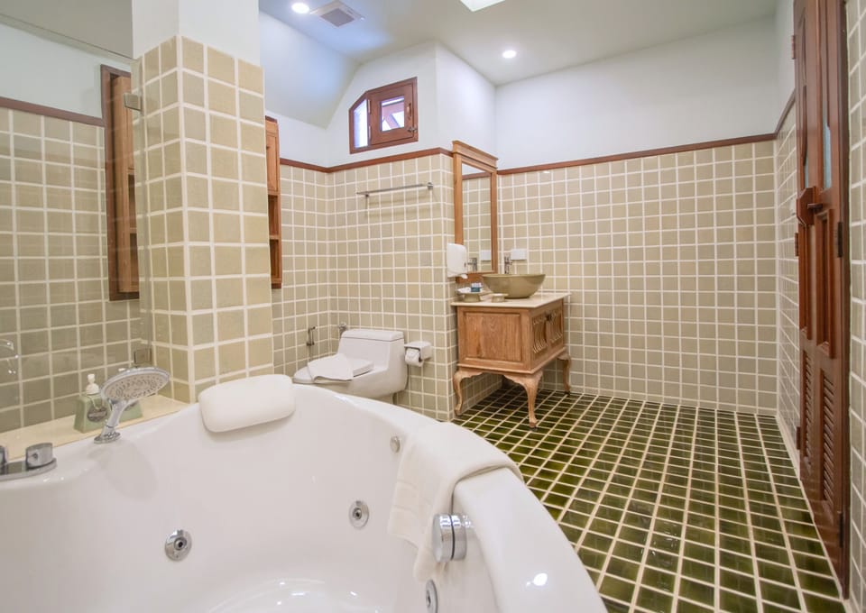 Deluxe Double Room | Bathroom | Free toiletries, hair dryer, slippers, bidet
