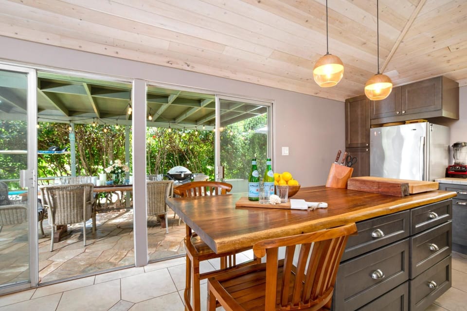 Condo (2 Bedrooms) | Private kitchen | Oven, dishwasher, coffee/tea maker, blender