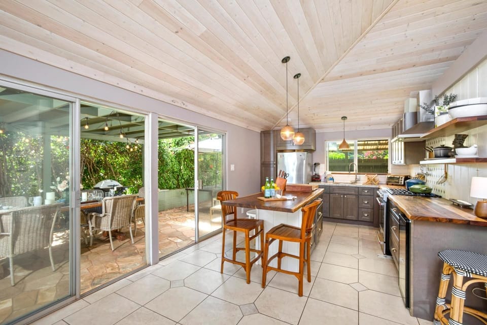 Condo (2 Bedrooms) | Private kitchen | Oven, dishwasher, coffee/tea maker, blender