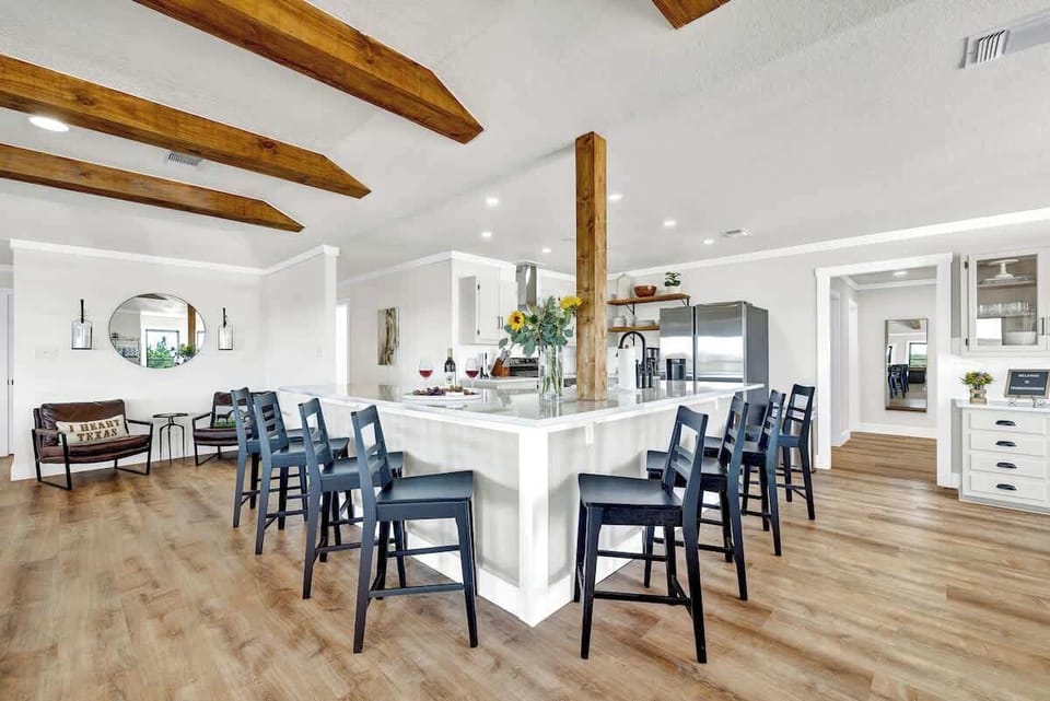 House, Multiple Beds, Pool Access (1148 Balcones Drive) | Interior