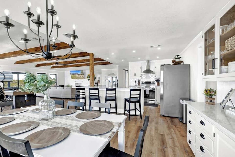 House, Multiple Beds, Pool Access (1148 Balcones Drive) | Dining