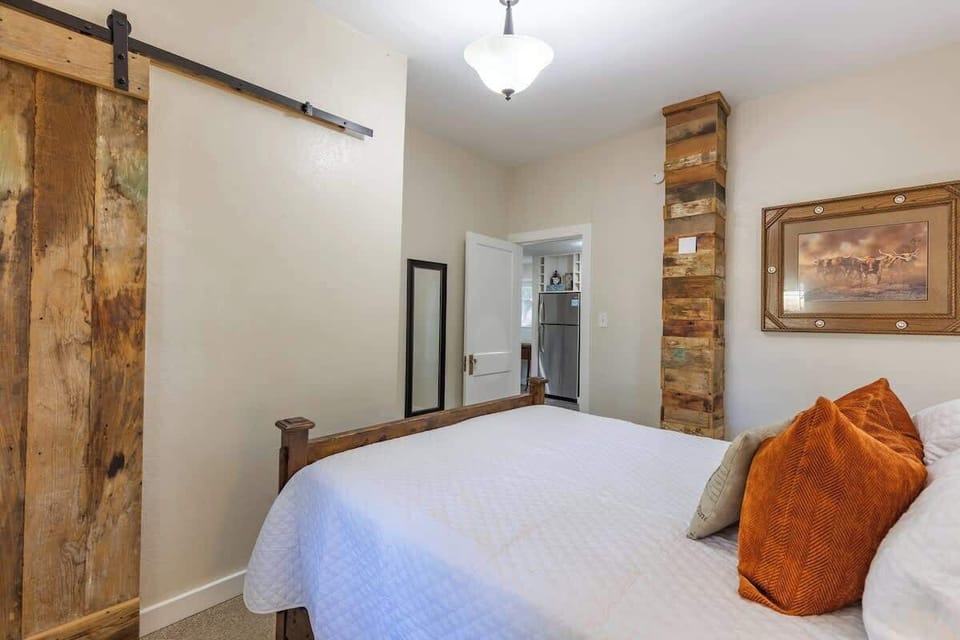 Cottage, 1 Queen Bed, Patio (413 W San - Tristian) | 1 bedroom, individually decorated, individually furnished, bed sheets