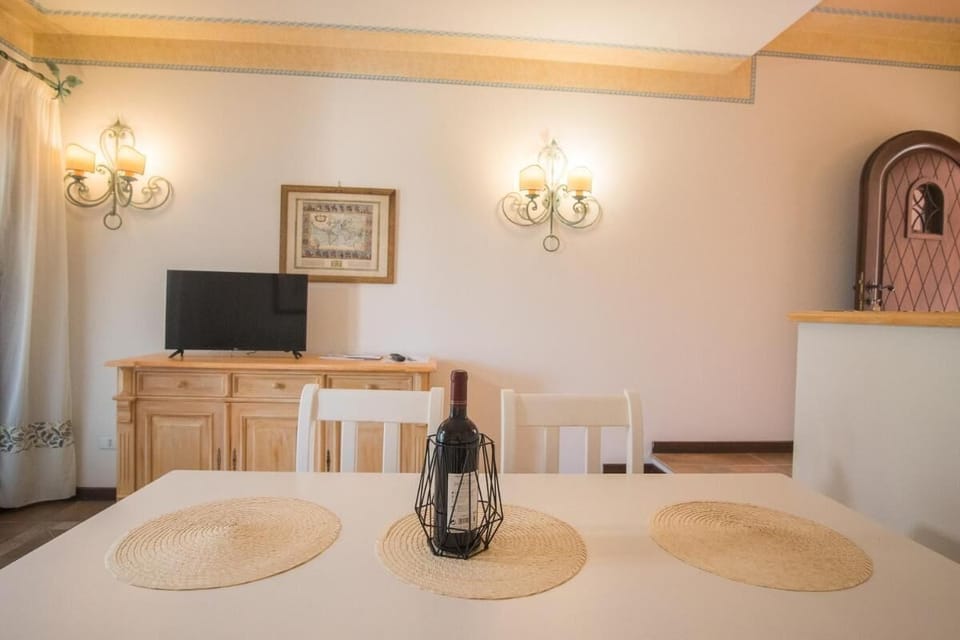 Apartment, 1 Bedroom, Balcony | Dining