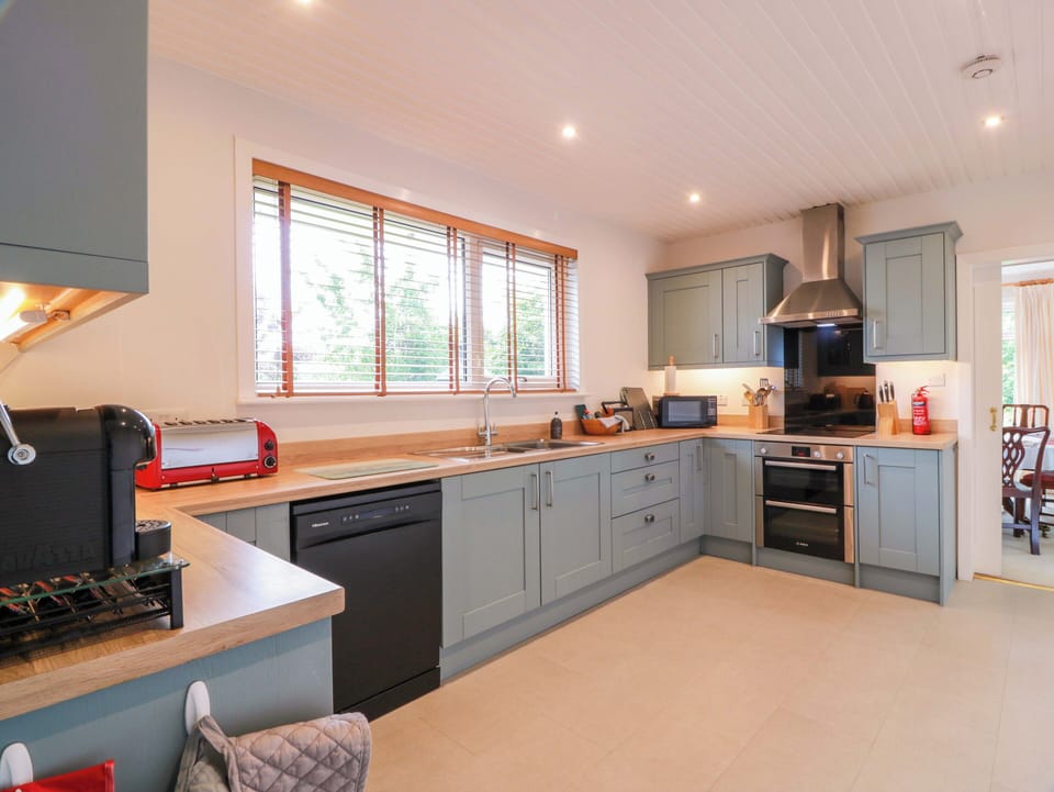 Cottage | Private kitchen | Dishwasher, electric kettle, cookware/dishes/utensils